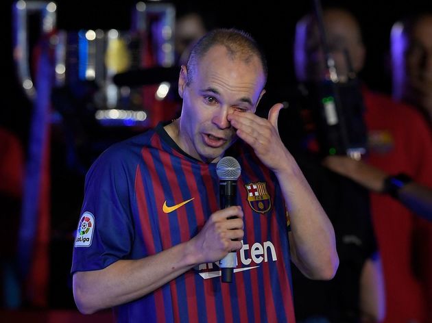 Iniesta khóc chia tay Barca