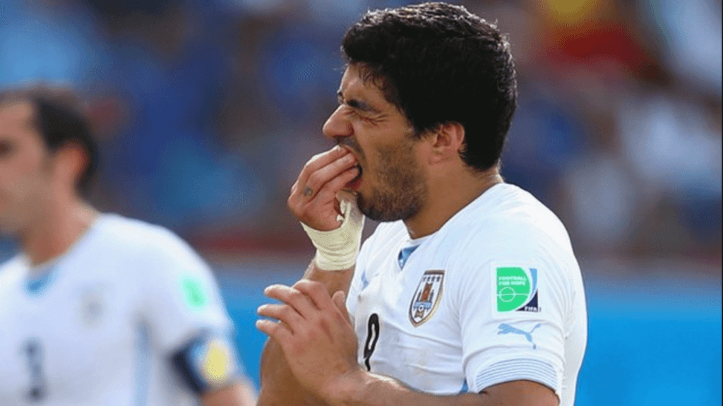 Suarez thích cắn người