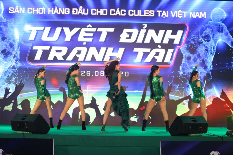 Thủy Tiên hát tại tuyệt đỉnh tranh tài FCB88