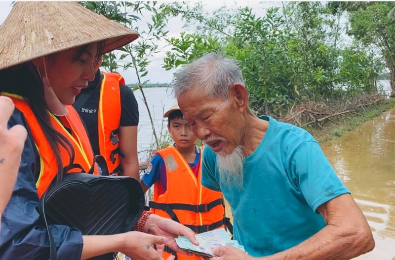 Thủy Tiên giúp đỡ người dân miền Trung