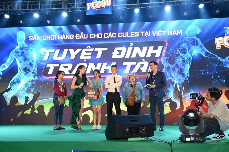 Thủy Tiên và Công Vinh tại Tuyệt Đỉnh Tranh Tài